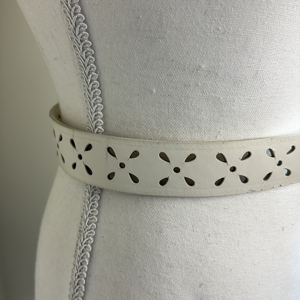 White Faux Leather Adjustable Belt. Vintage - Picture 2 of 7